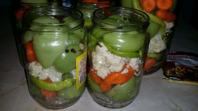 Пикантна туршия от зелени доматчета