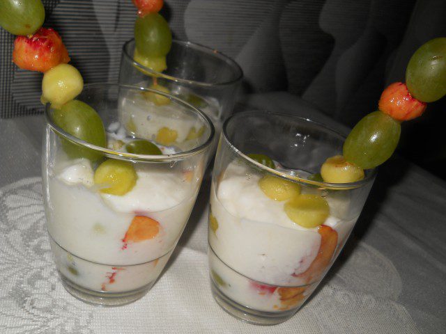 Лек желиран десерт с плодови шишчета