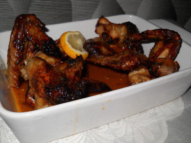 Сочни пилешки крилца с мед, бира и горчица