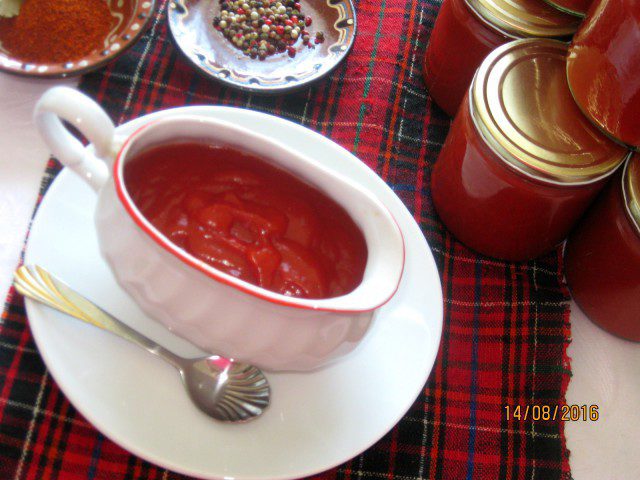 Домашен кетчуп с пресни домати