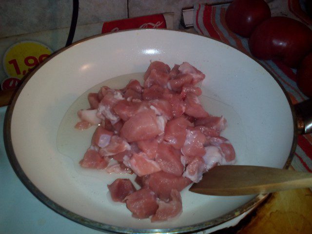 Свинско месо с доматено-чеснов сос