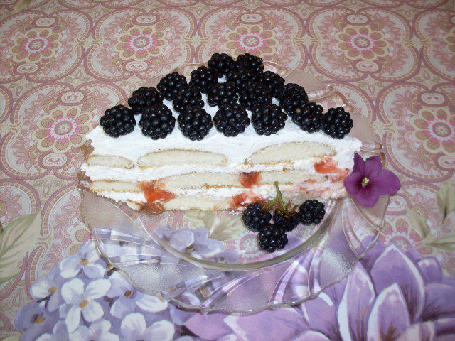 Торта с къпини и сладко от ягоди