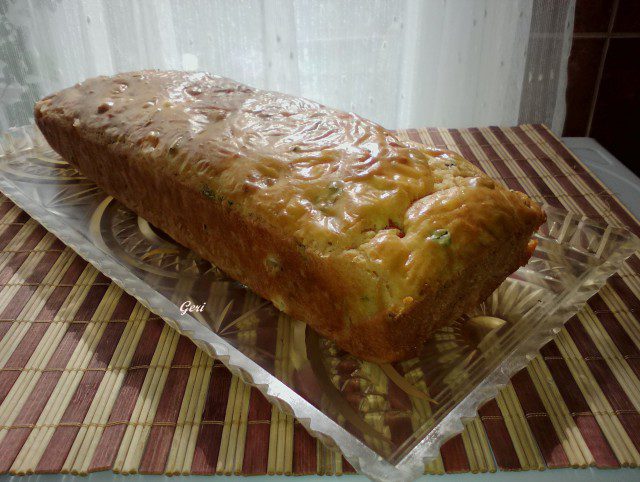 Солен кекс с колбас и зелен лук