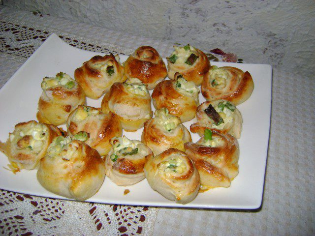 Хлебни розички с варени яйца и зелен лук