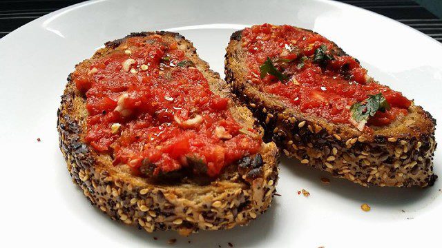Пикантен сандвич с домат