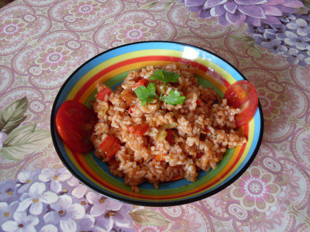 Постен ориз с чушки и домати