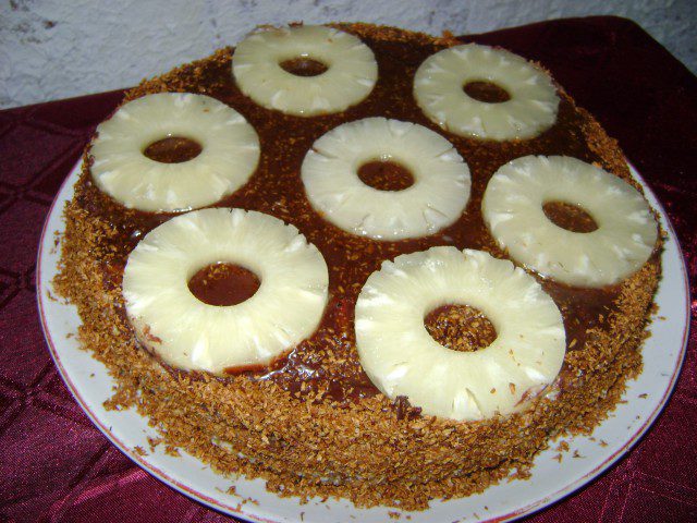 Торта с ананас и карамелизиран кокос