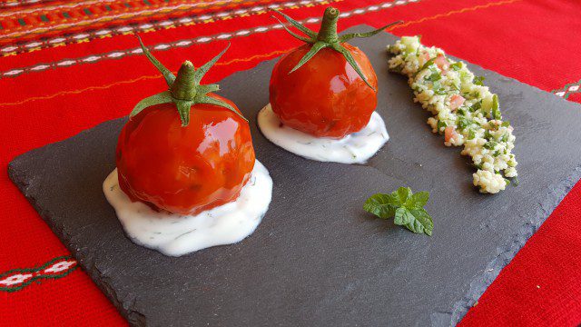 Комбинирана салата с фалшиви домати от табуле