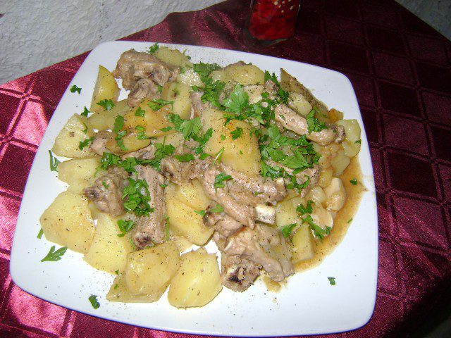 Свински ребърца с чесън и картофки