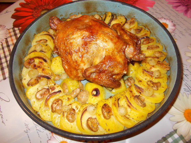 Печено пиле, обгърнато от картофки, арпаджик и още нещо