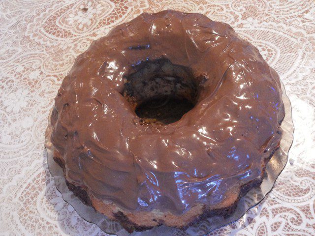 Мраморен кекс, покрит с течен шоколад