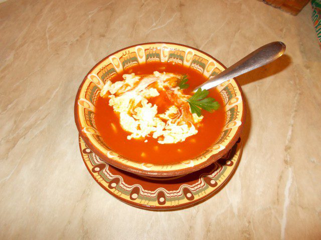 Доматена супа с фиде и сметана