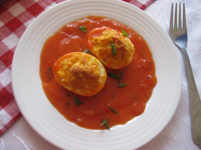 Дяволски яйца в доматен сос