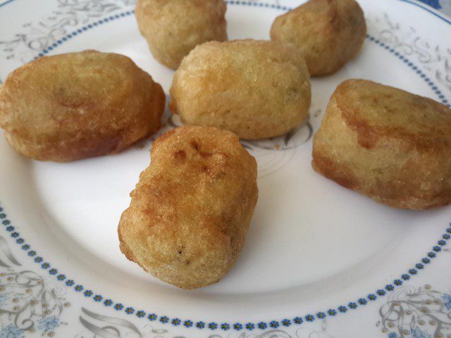 Картофени топки с плънка от маслини и топено сирене