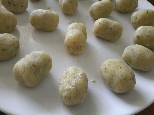 Картофени топки с плънка от маслини и топено сирене