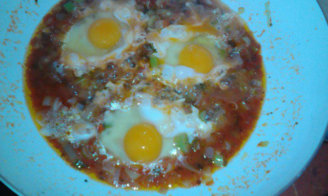 Яйца върху праз и доматен сос