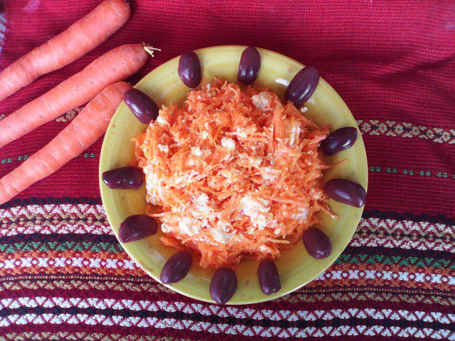 Витаминозна салата с моркови