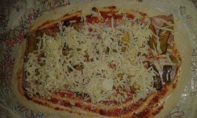 Навита пица с бекон