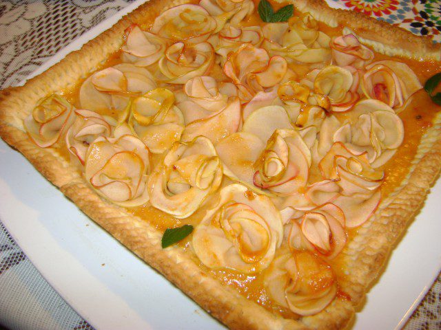 Маслен тарт с ябълкови рози