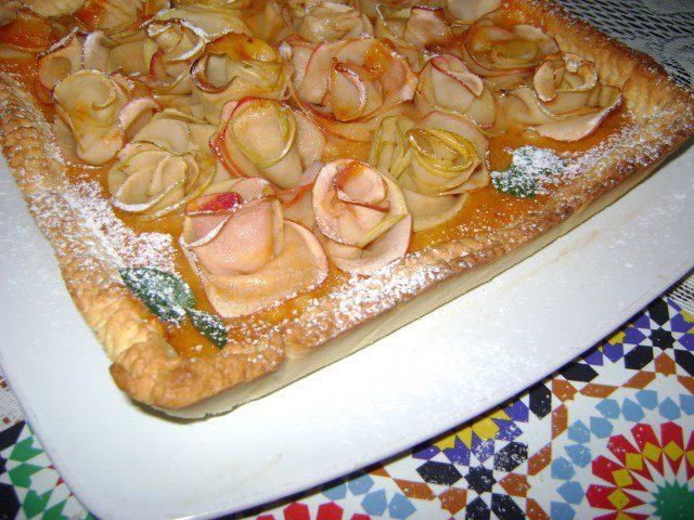 Маслен тарт с ябълкови рози