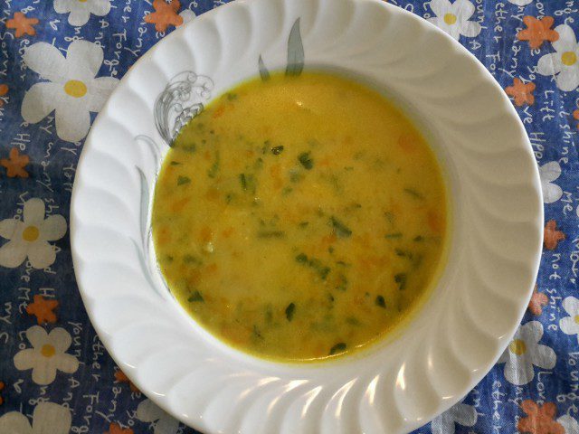 Супа от зелен фасул, моркови и крутони