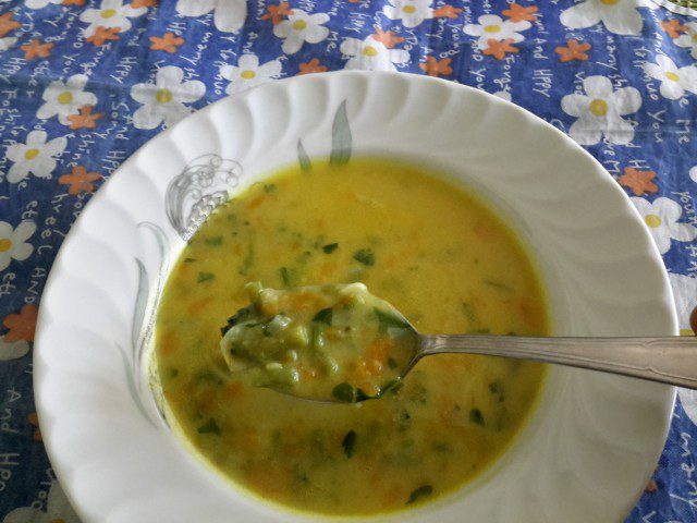 Супа от зелен фасул, моркови и крутони
