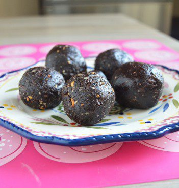 Сурови шоколадови топчета с ядки и фурми