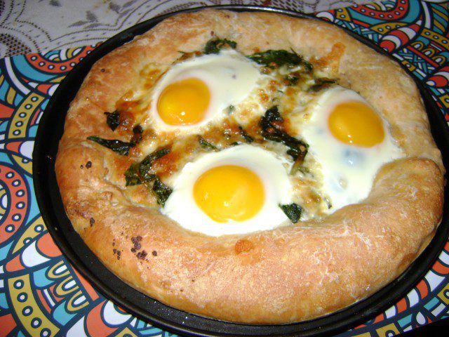 Гарнирана пита със спанак и яйца на очи