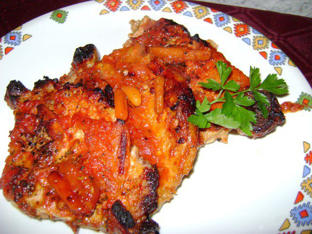 Свински каренца във фурна с доматен сос