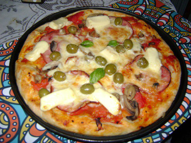 Пица с шунка и зелени маслини