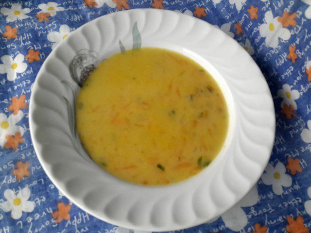 Супа от настъргани моркови с пилешки бульон