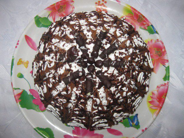 Какаова торта със сметанов крем и плодове