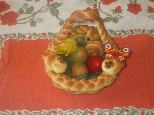 Великденска кошничка от тесто