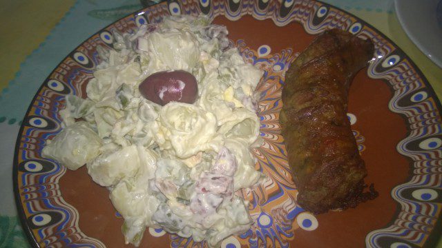 Макаронена салата с пиле и суджук
