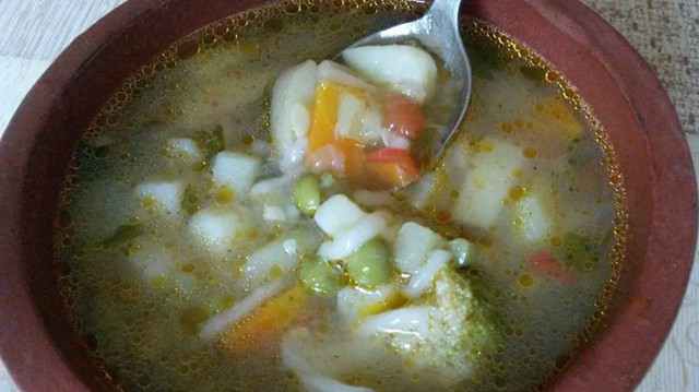 Зеленчукова супа с тиквички и броколи