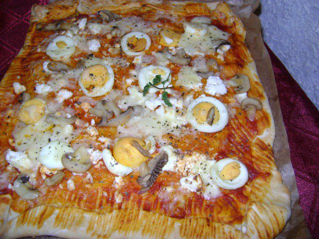 Пица с домашна лютеница, сирене и яйца