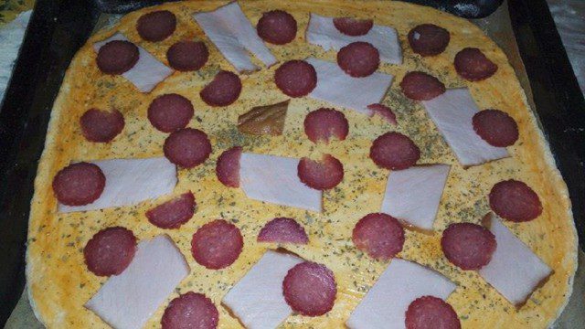 Бърза домашна пица с лютеница