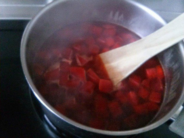 Крем супа с червено цвекло и сметана