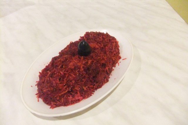 Зимна салатка с червено цвекло