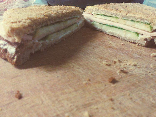 Сандвич с пуешко, крема сирене и зелена ябълка