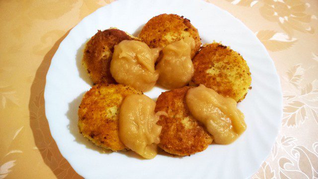 Картофени кюфтета с ябълково пюре