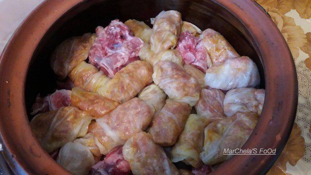 Капама - свински кокали с кисело зеле