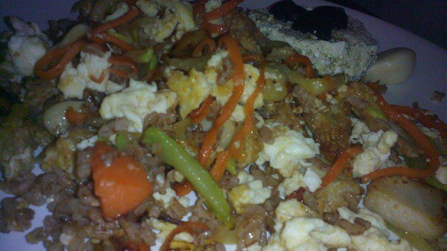 Пилешки късчета с див ориз, зеленчуци и яйце