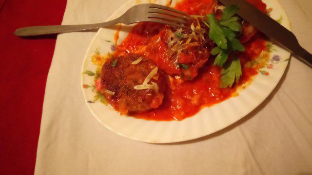 Кюфтета с различен доматен сос