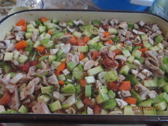 Вкусни зеленчуци на фурна с пилешко месо и киноа
