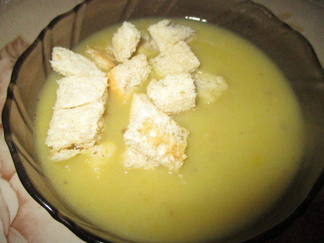 Икономична крем супа с крутони