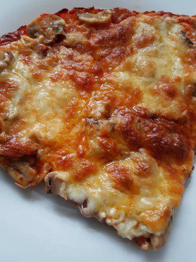 Домашна пица XXL с прошуто, моцарела и гъби