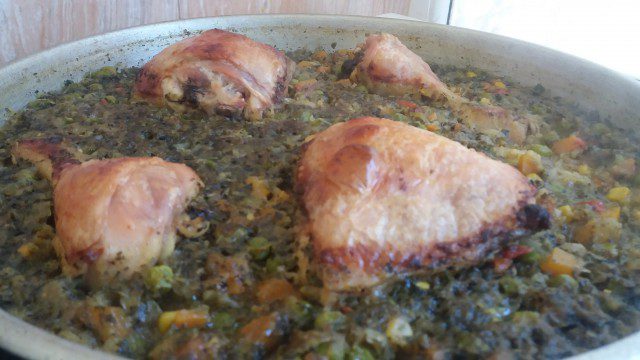 Пилешки кълки с ориз и зеленчуци на фурна