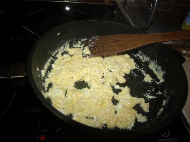 Бъркани яйца със сиренце
