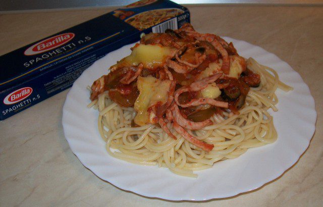 Спагети с пилешко филе и доматен сос